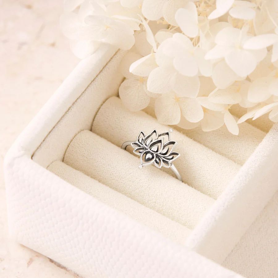 Vit Lotus Ring