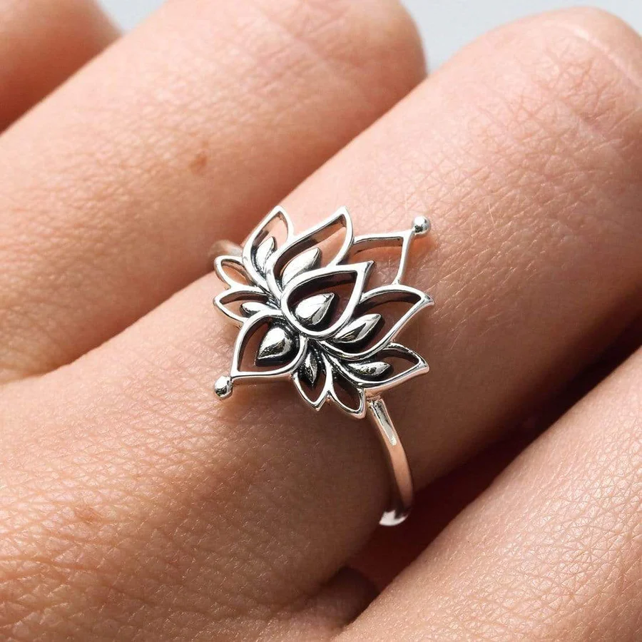 Vit Lotus Ring
